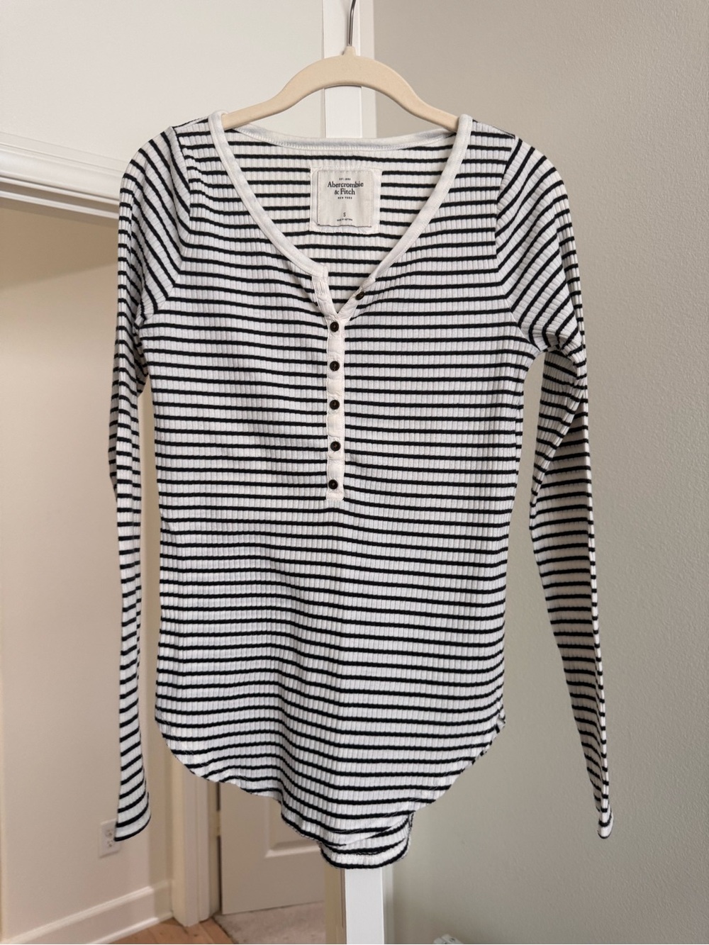 Abercrombie & Fitch Black and White Striped Ribbed Henley Size S